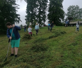 Brigáda 25.7.2020 - kosenie a hrabanie obecných priestranstiev