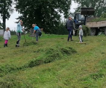 Brigáda 25.7.2020 - kosenie a hrabanie obecných priestranstiev