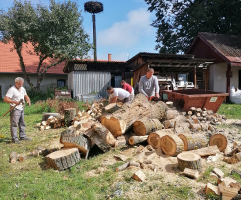 Brigáda 28.8.2021 - chystanie dreva na OÚ