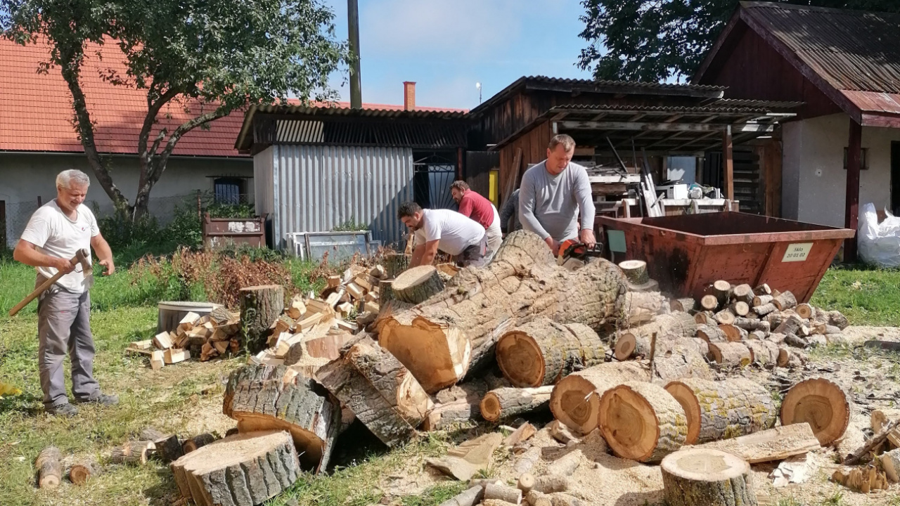 Brigáda 28.8.2021 - chystanie dreva na OÚ Brigáda 28.8.2021 - chystanie dreva na OÚ