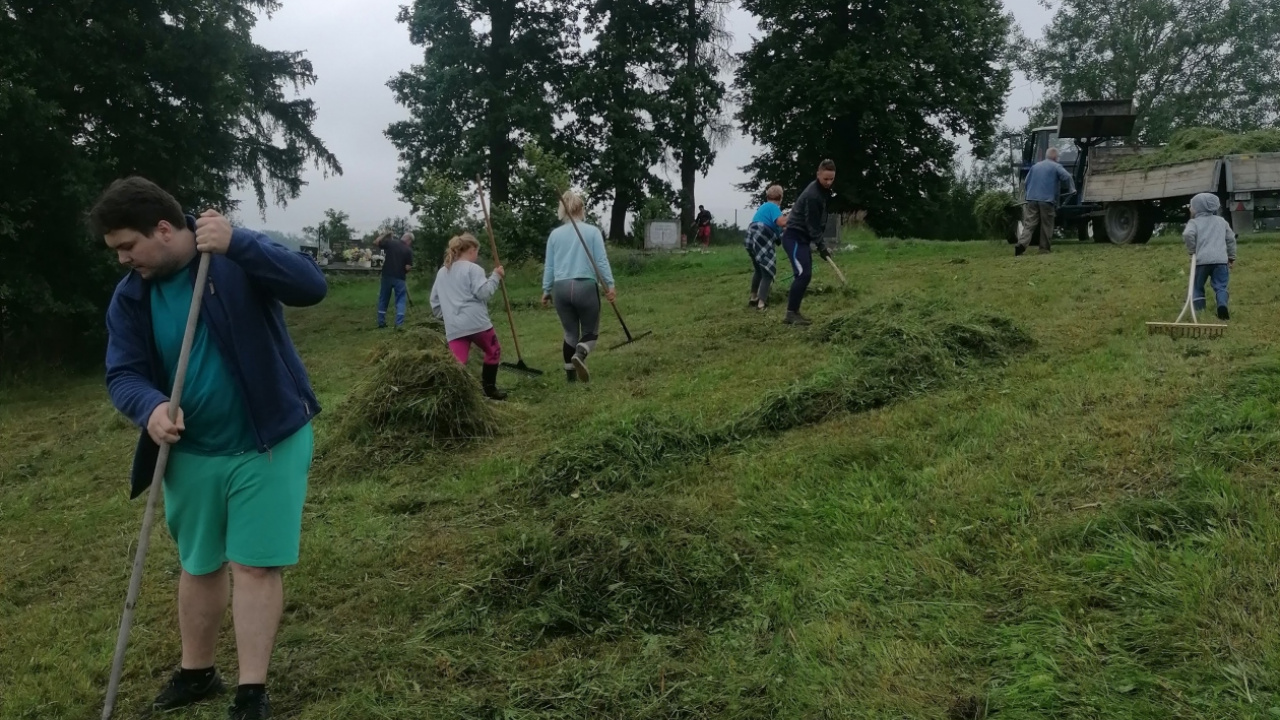 Brigáda 25.7.2020 - kosenie a hrabanie obecných priestranstiev Brigáda 25.7.2020 - kosenie a hrabanie obecných priestranstiev
