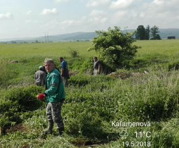 Deň Zeme - brigáda, čistenie skládky odpadu za obcou